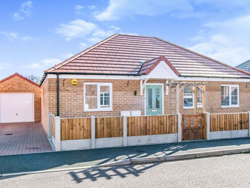 2 bed detached bungalow for sale in Pascoe Drive, Ormesby NR29, £320,000
