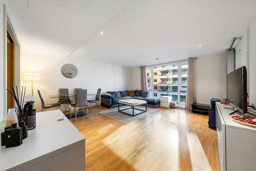 3 bed flat for sale in Marina Point, Imperial Wharf SW6, £1,100,000