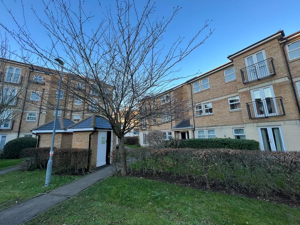 3 bed flat to rent in Venneit Close, Oxford OX1, £2,160 pcm
