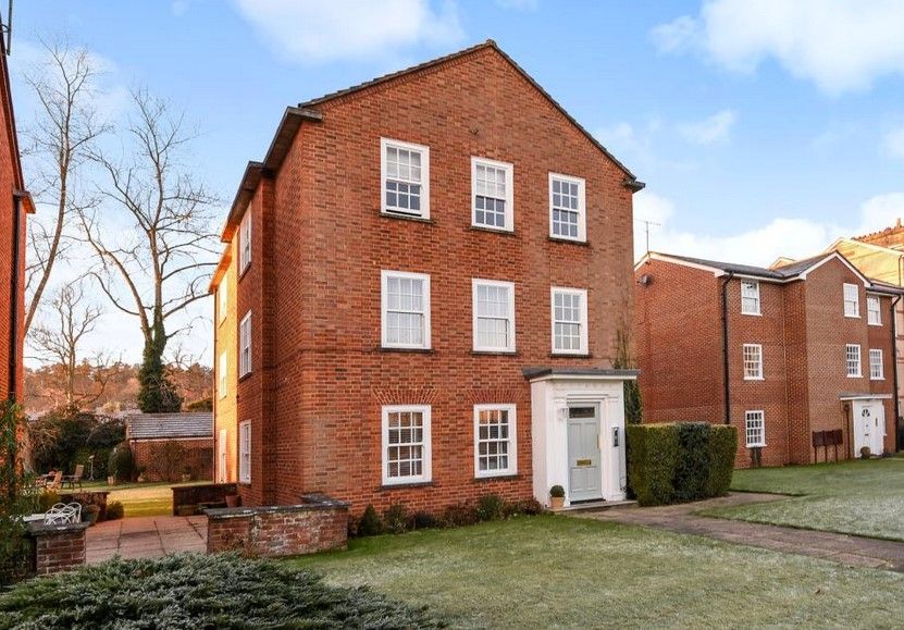 3 bed flat to rent in Fairmile, Henley RG9, £2,000 pcm