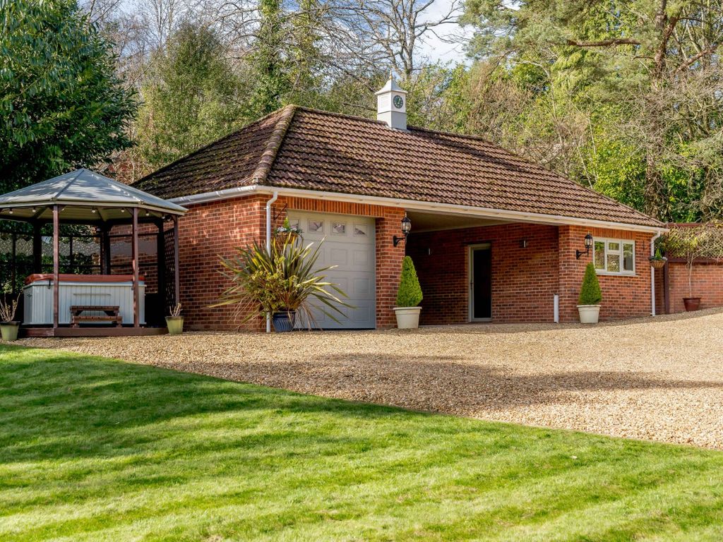 4 bed detached house for sale in Oak Drive, Alderbury, Salisbury, Wiltshire SP5, £935,000