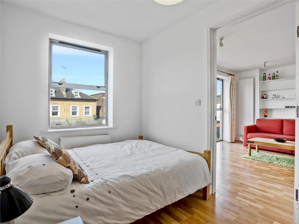 3 bed flat for sale in Seven Sisters Road, London N7, £459,000