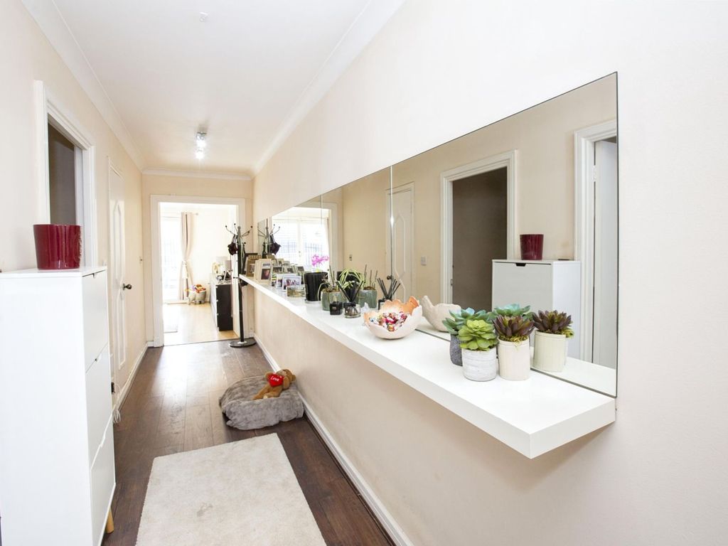 2 bed flat for sale in Homer Drive, London E14, £650,000