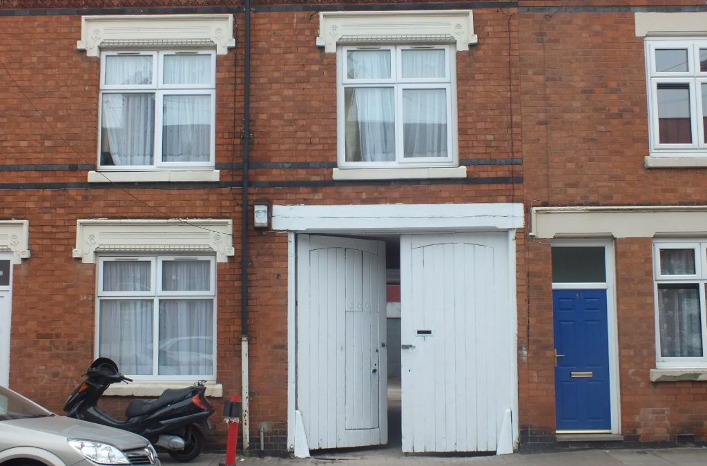 Warehouse to let in Manor House Gardens, Main Street, Leicester LE5, £6,600 pa