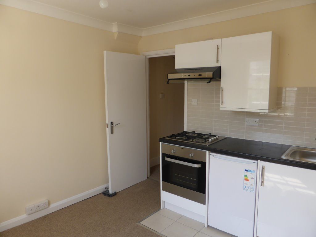 Studio to rent in Brunswick Road, Hove BN3, £700 pcm