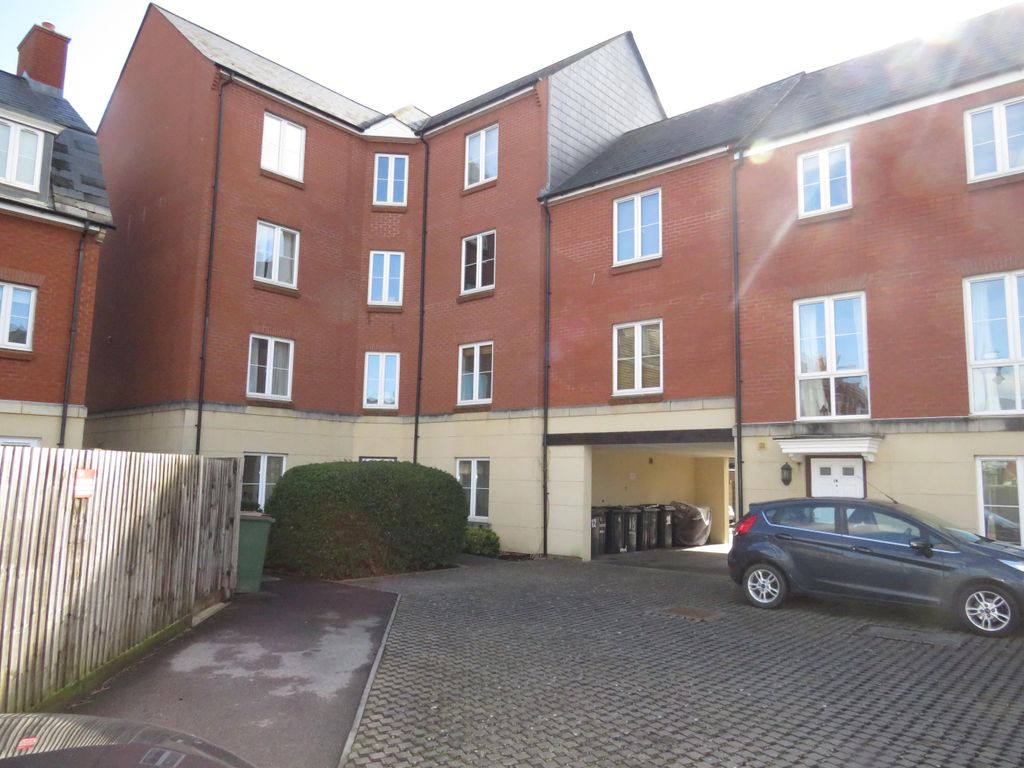 2 bed flat to rent in Turners Court, Melksham SN12, £925 pcm