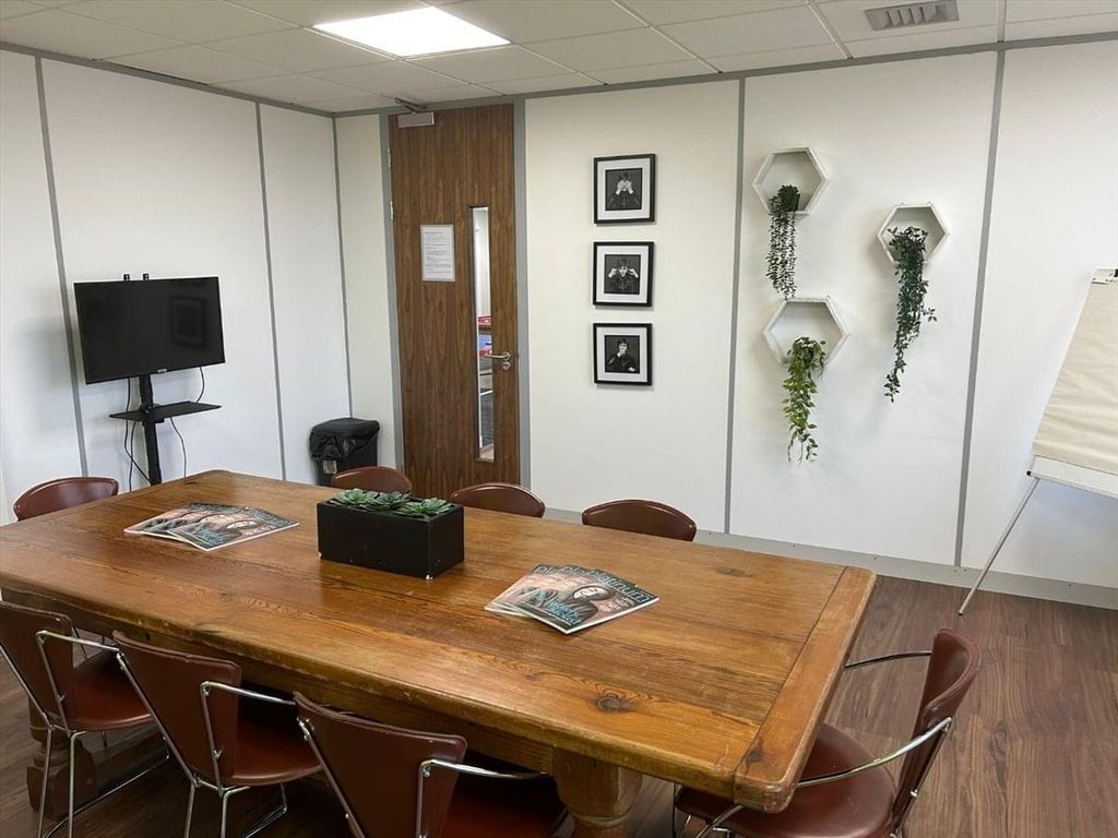 Serviced office to let in Crawley, England, United Kingdom RH10, £3,000 pa