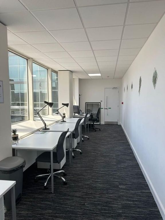 Serviced office to let in Crawley, England, United Kingdom RH10, £3,000 pa