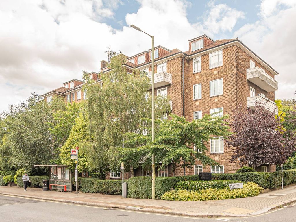 3 bed flat for sale in West Heath Road, Hampstead, London NW3, £700,000