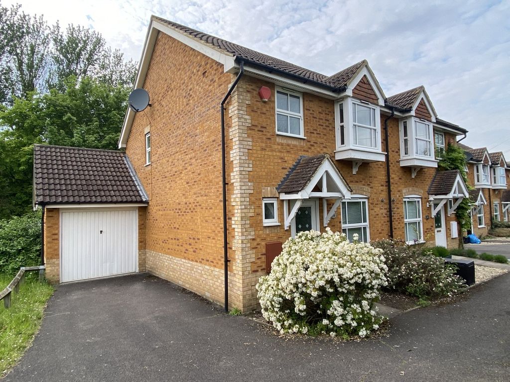 3 bed end terrace house for sale in Howell Close, Arborfield, Reading RG2, £385,000