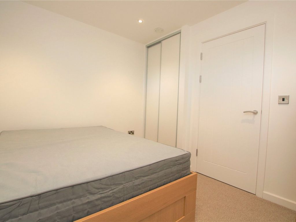 1 bed flat to rent in Garrard Street, Reading, Berkshire RG1, £1,200 pcm