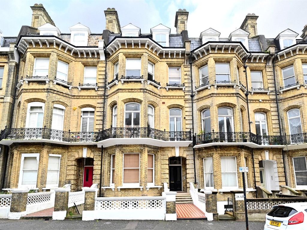 2 bed flat to rent in First Avenue, Hove BN3, £1,900 pcm