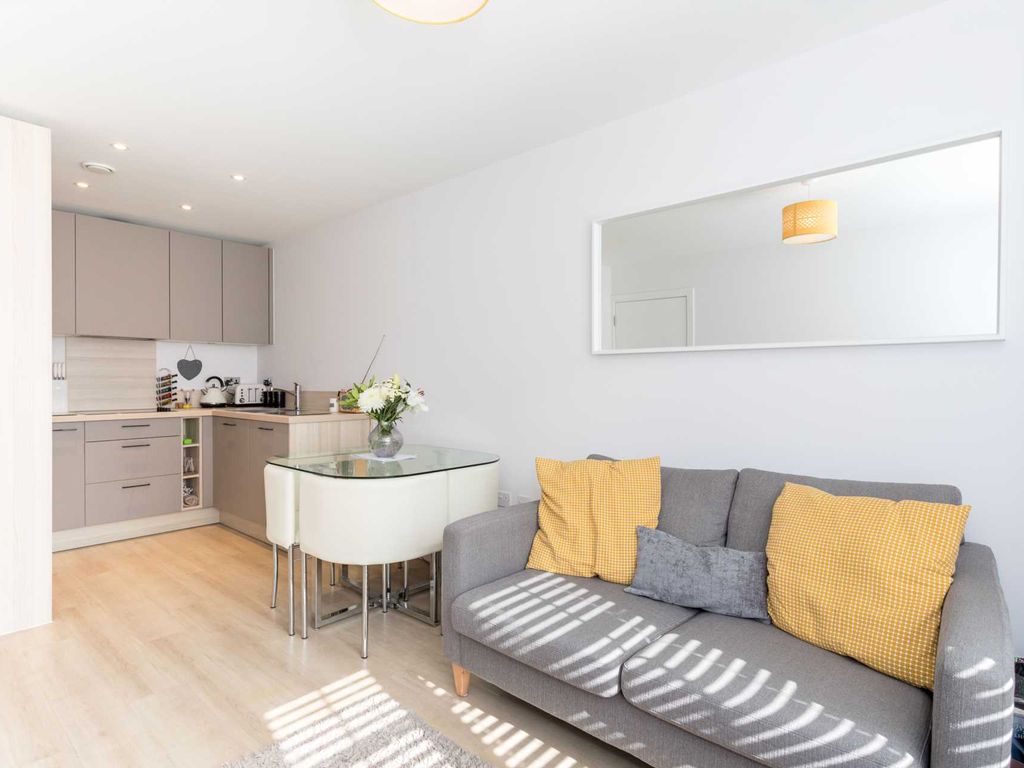 1 bed flat to rent in Harpers Lodge, Arundale Walk, Horsham RH12, £1,050 pcm