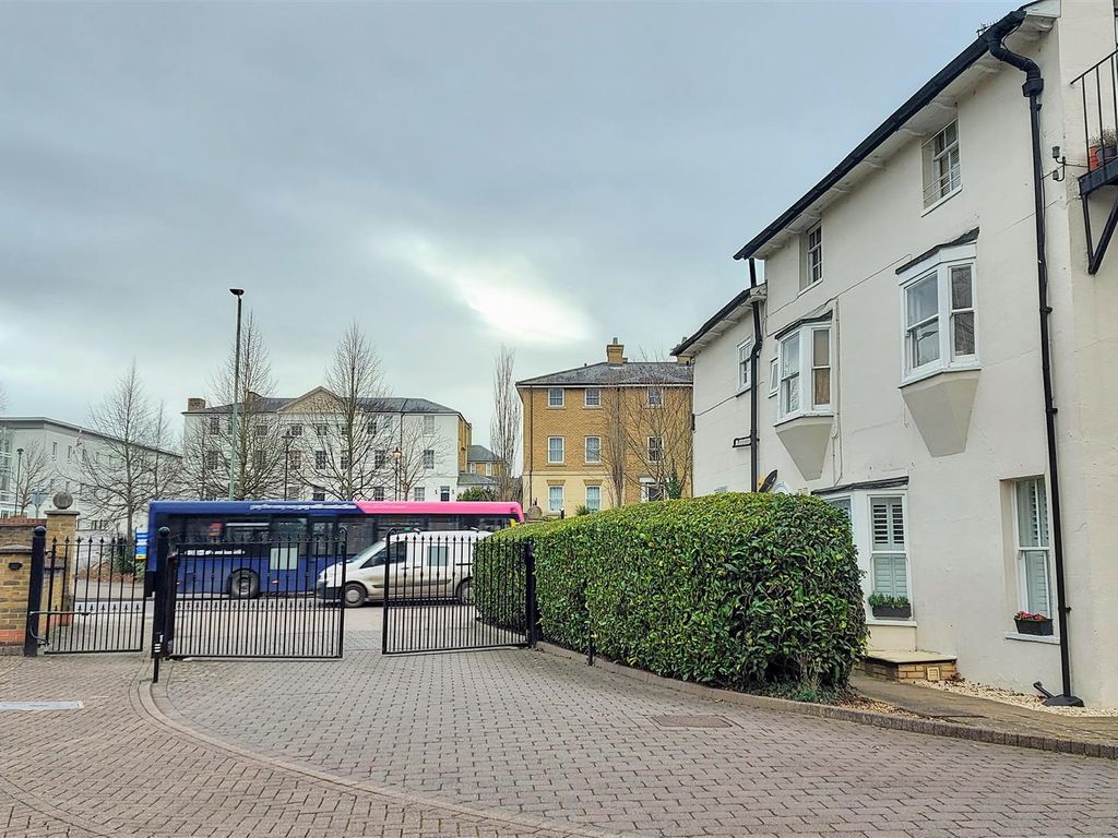 1 bed flat for sale in North Road, Hertford SG14, £120,000