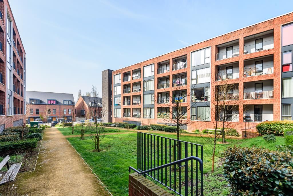 1 bed flat for sale in Cockfosters, Barnet EN4, £350,000