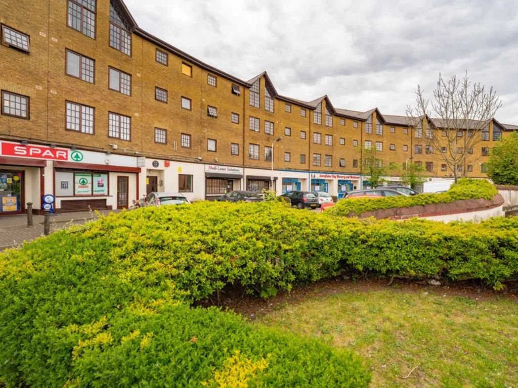2 bed flat for sale in Comer Crescent, Southall UB2, £310,000