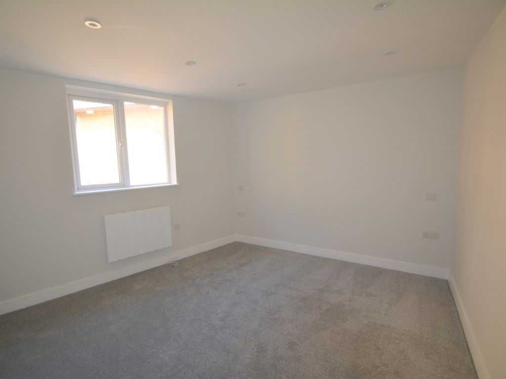 1 bed flat to rent in New Berry Lane, Hersham, Walton-On-Thames KT12, £1,300 pcm