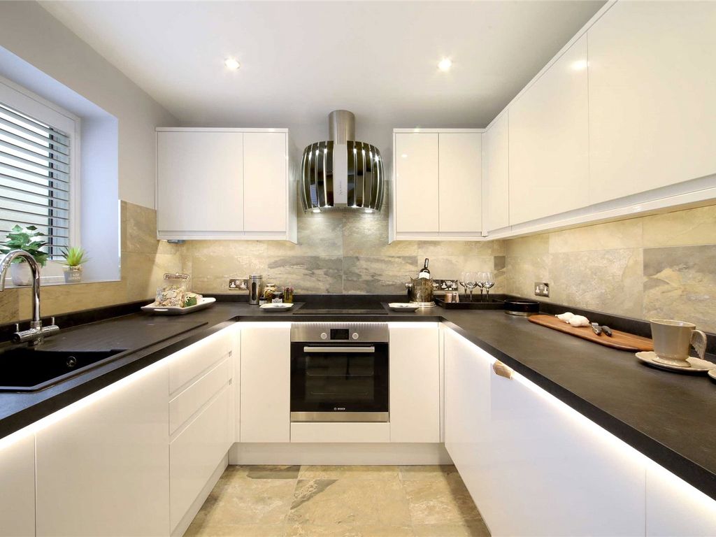 2 bed flat for sale in Amersham Road, Beaconsfield HP9, £385,000