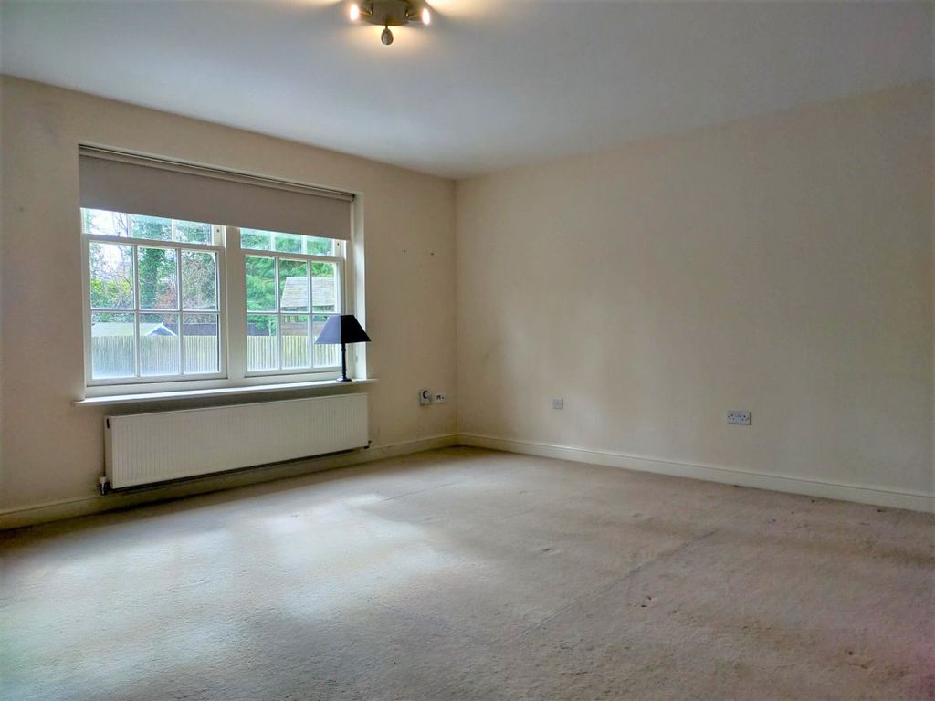 1 bed flat to rent in Old School Close, Redhill RH1, £1,200 pcm