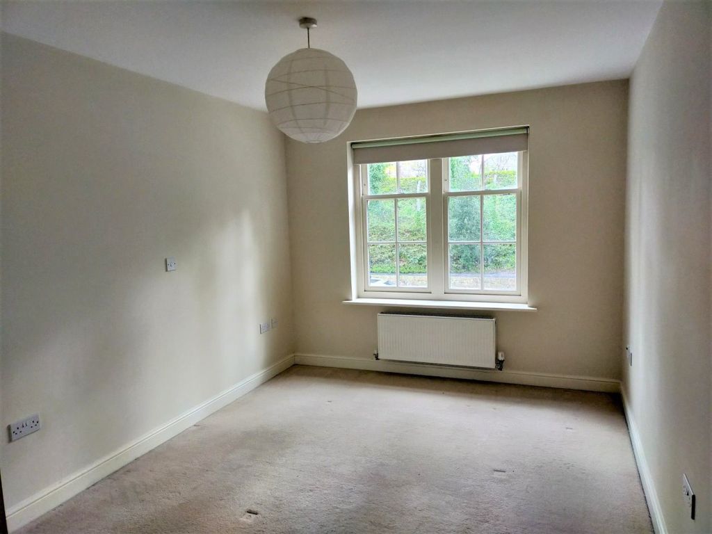 1 bed flat to rent in Old School Close, Redhill RH1, £1,200 pcm