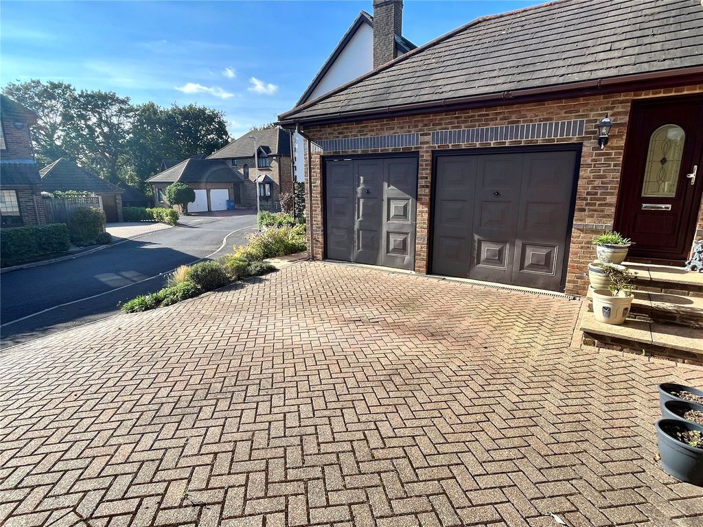 4 bed detached house for sale in Kingcup Close, Broadstone, Dorset BH18, £575,000
