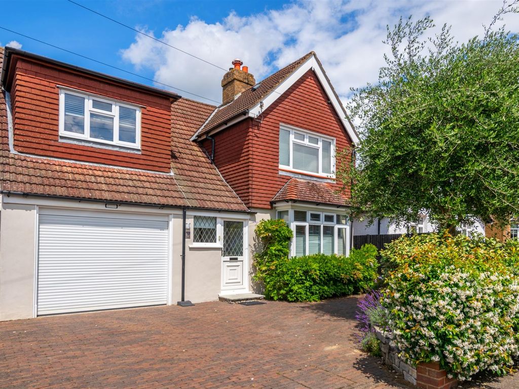 4 bed detached house for sale in Althorne Road, Redhill RH1, £600,000