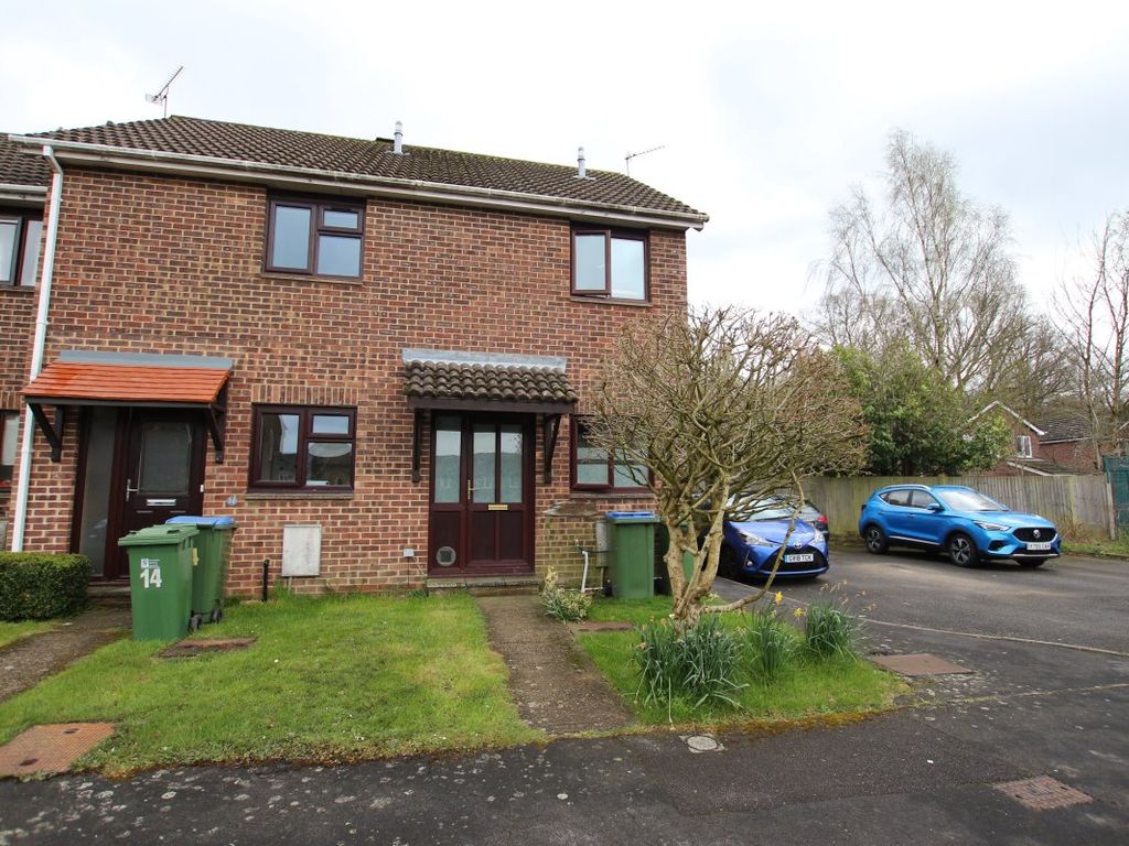 2 bed terraced house to rent in Roebuck Close, Horsham RH13, £1,300 pcm