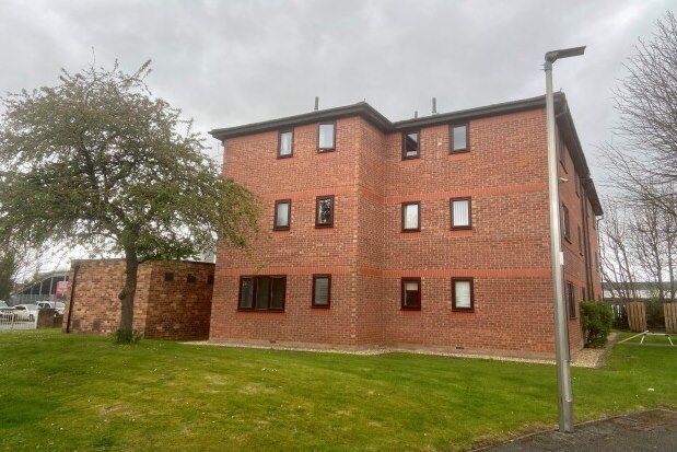 2 bed flat to rent in Wetherby Close, Chester CH1, £800 pcm