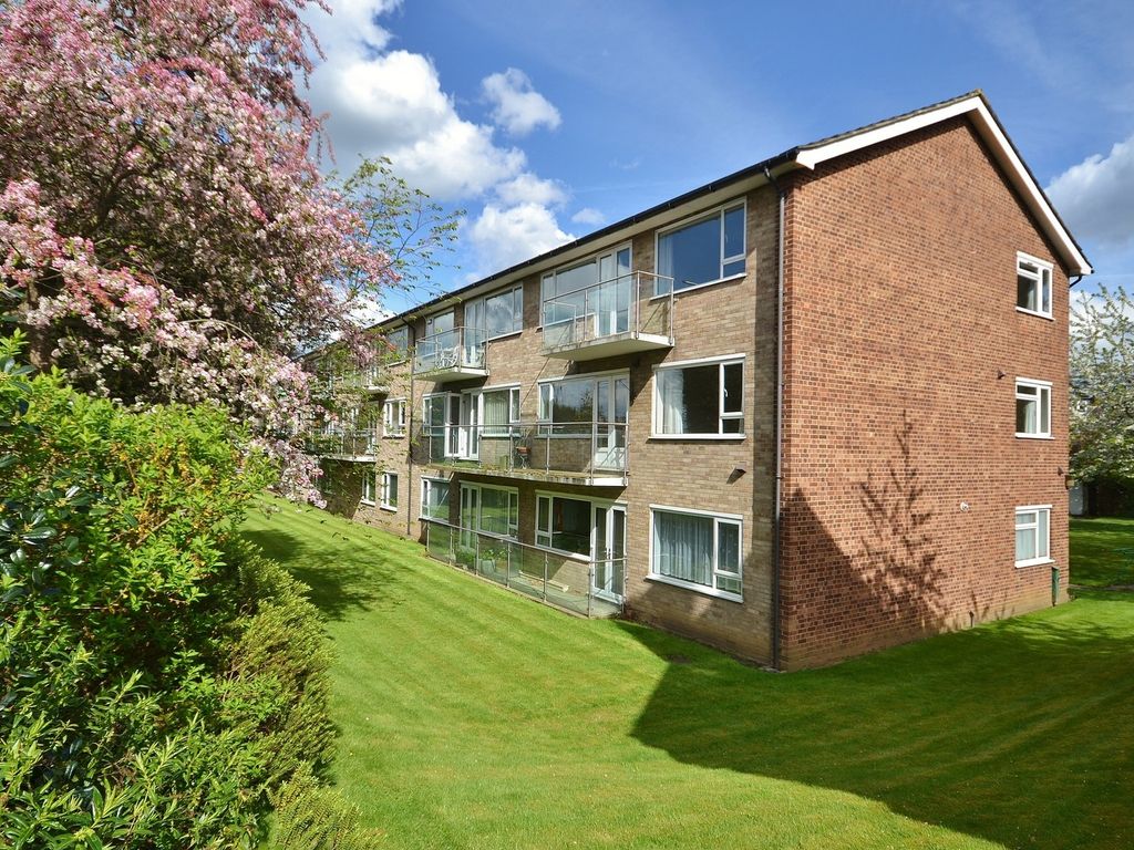 2 bed flat for sale in Hillbrow Court, Esher KT10, £360,000