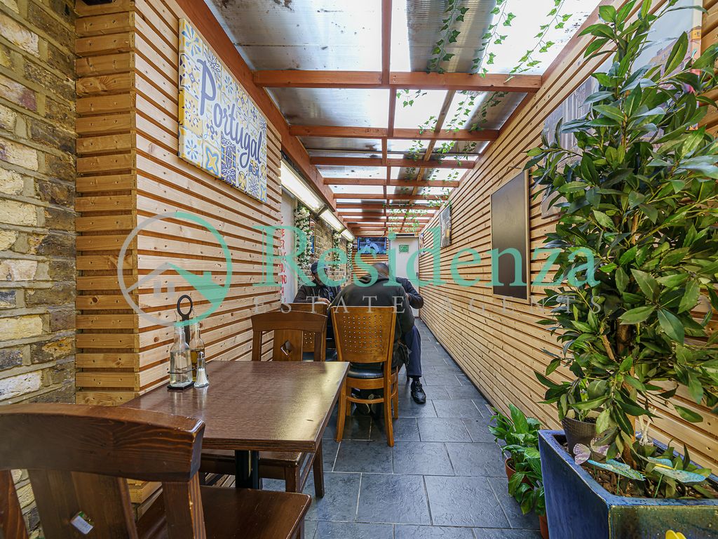 Restaurant/cafe to let in Lavender Hill, Clapham SW11, £21,000 pa
