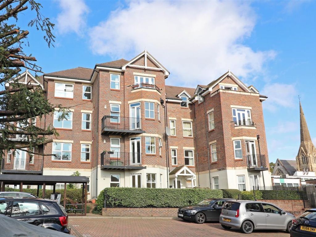 2 bed flat to rent in Station Road, Redhill RH1, £1,500 pcm