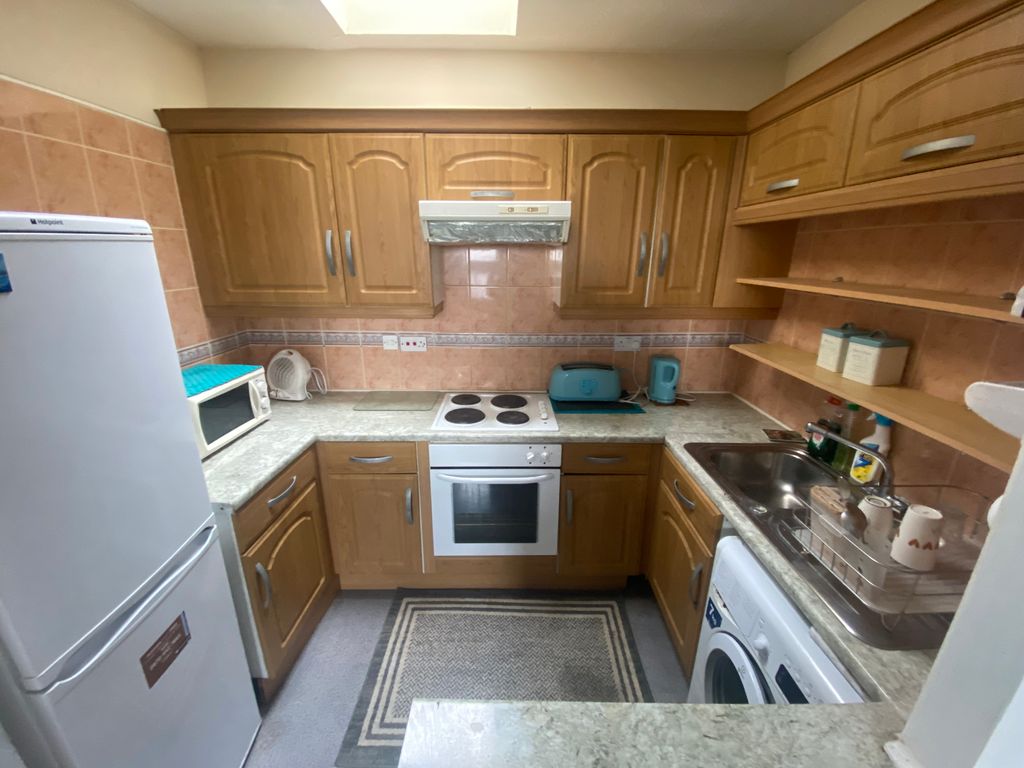2 bed flat to rent in Allington Close, Greenford UB6, £1,600 pcm