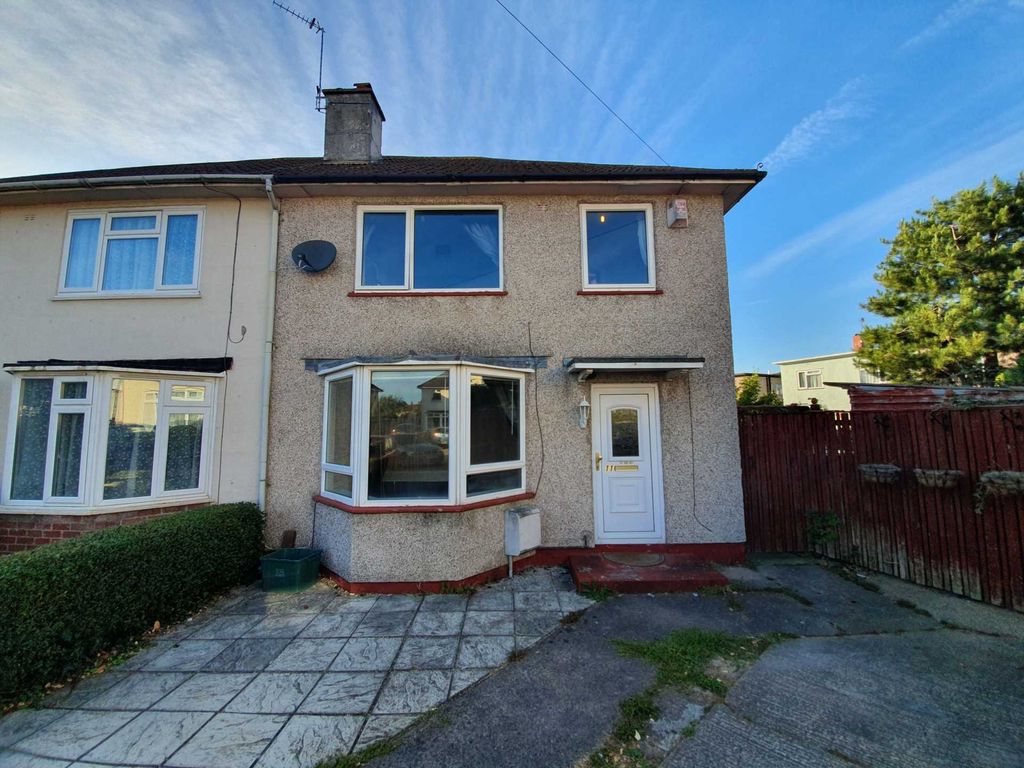 3 bed semi-detached house to rent in Eastlake Close, Horfield BS7, £2,250 pcm
