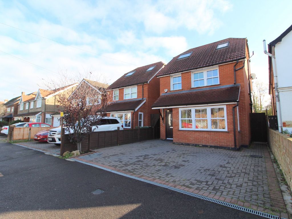 4 bed detached house to rent in Station Crescent, Ashford TW15, £3,000 pcm