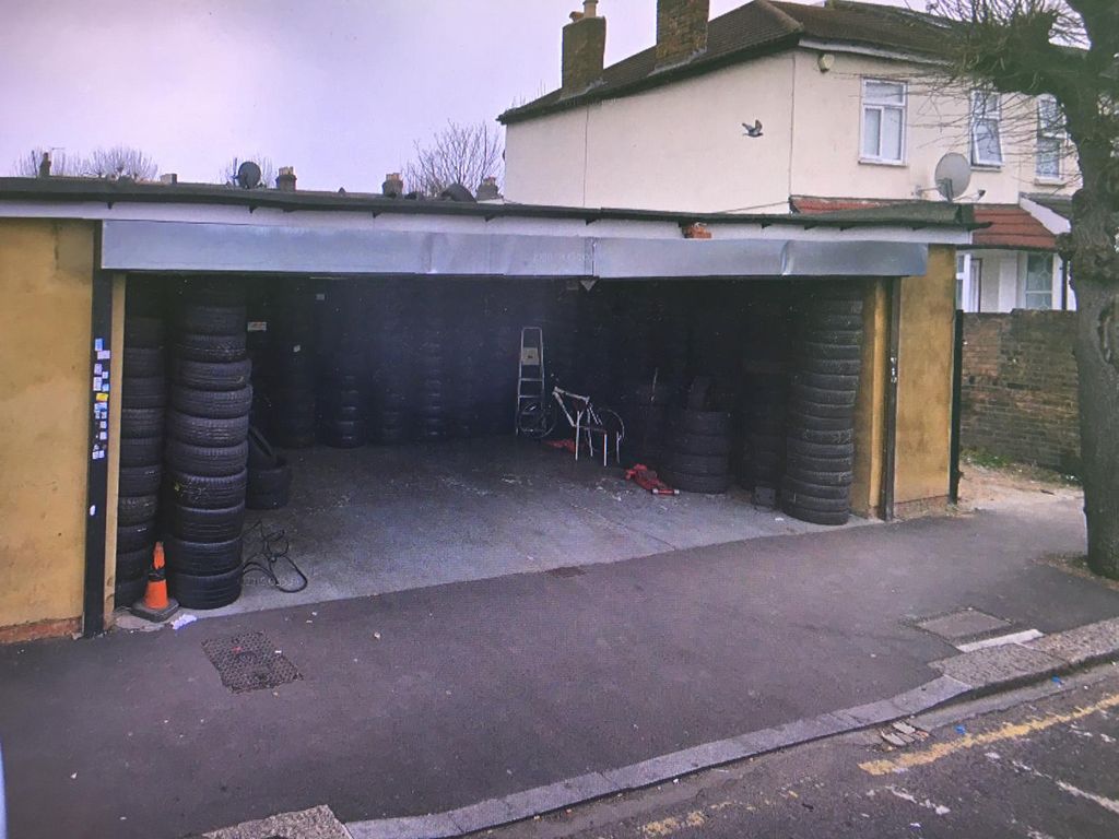 Parking/garage to let in Romford Road, East Ham E12, £25,000 pa