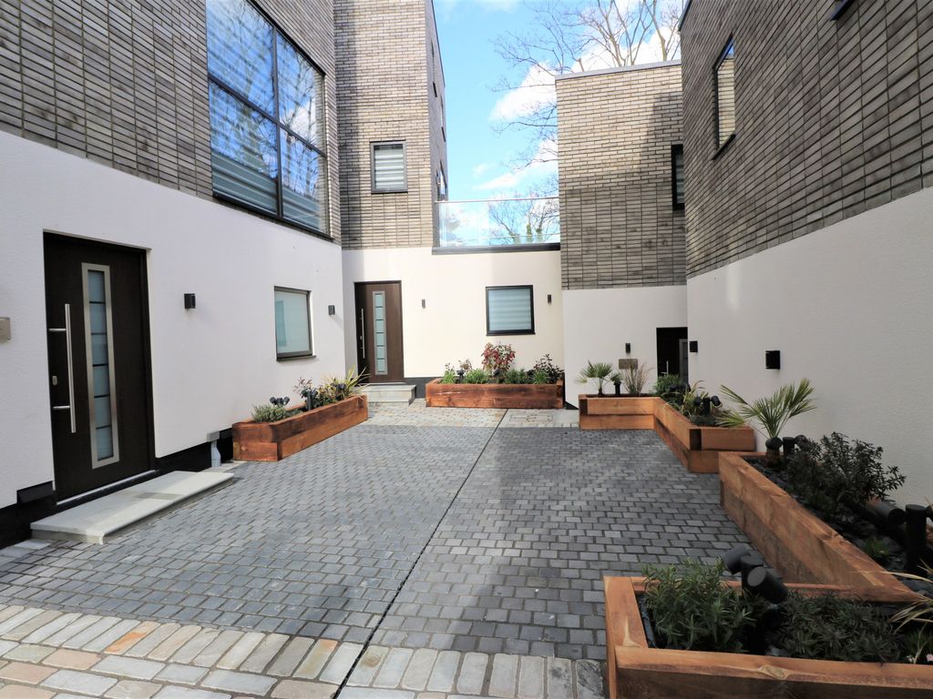 4 bed detached house to rent in Adams Walk, Forest Gate, London E7, £3,300 pcm