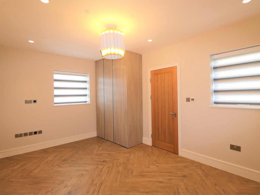 4 bed detached house to rent in Adams Walk, Forest Gate, London E7, £3,300 pcm