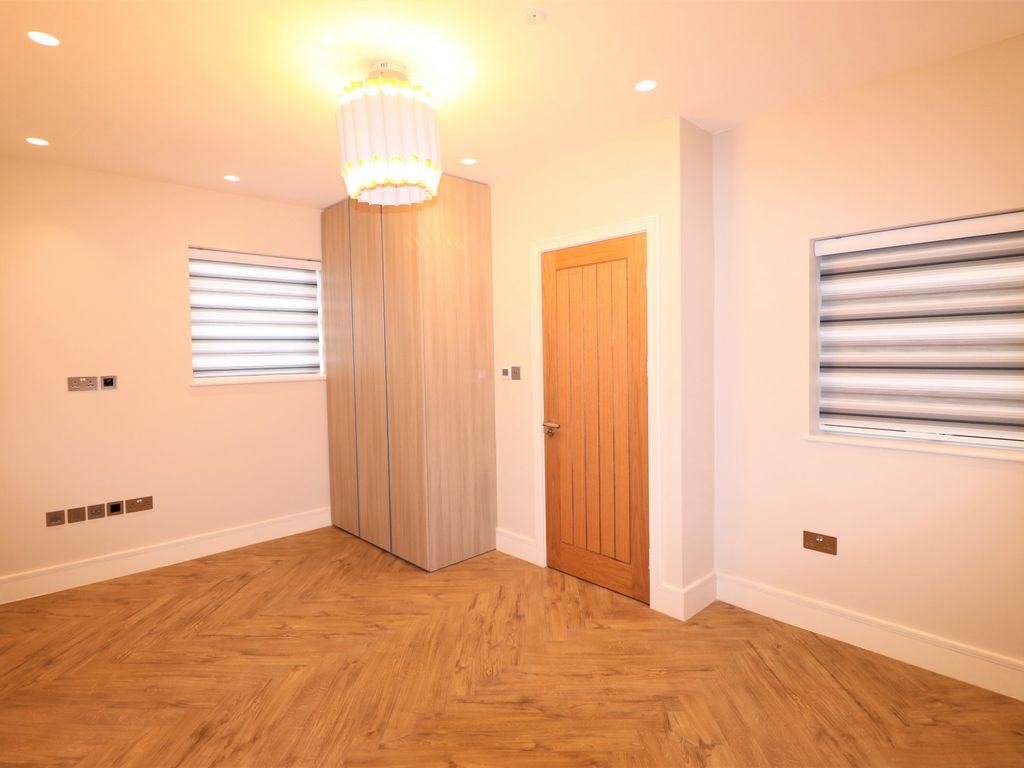 4 bed detached house to rent in Adams Walk, Forest Gate, London E7, £3,300 pcm