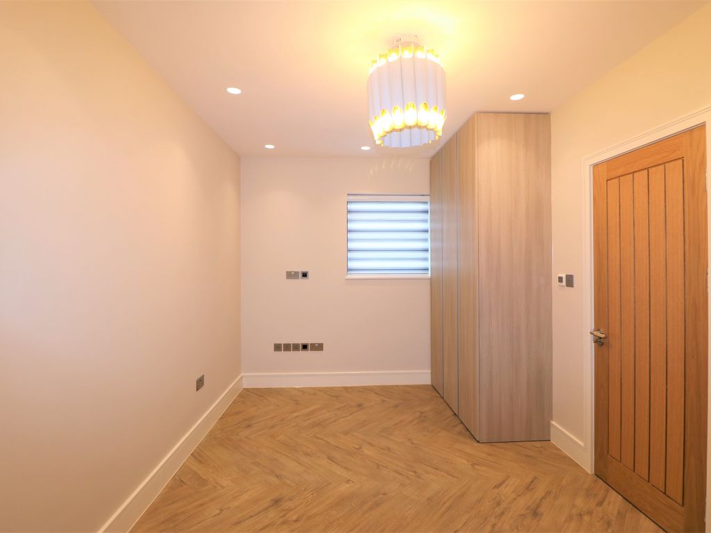 4 bed detached house to rent in Adams Walk, Forest Gate, London E7, £3,300 pcm