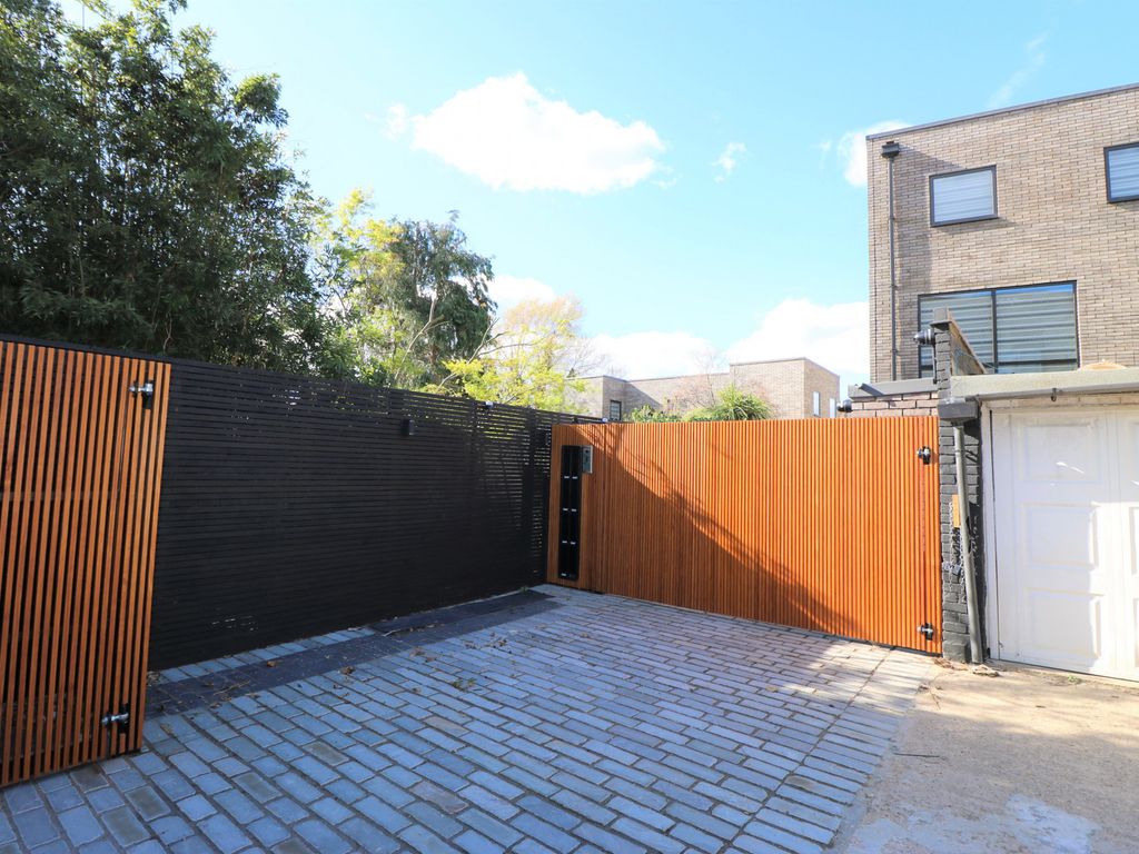 4 bed detached house to rent in Adams Walk, Forest Gate, London E7, £3,300 pcm