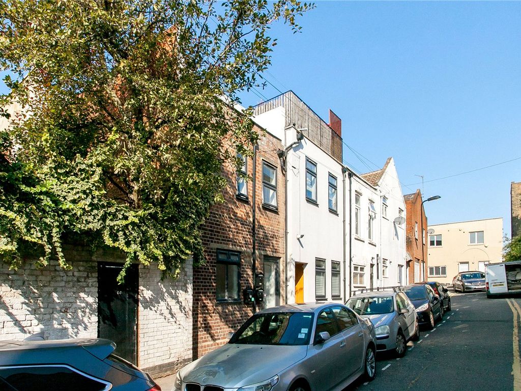Studio to rent in Clarence Mews, London E5, £1,200 pcm