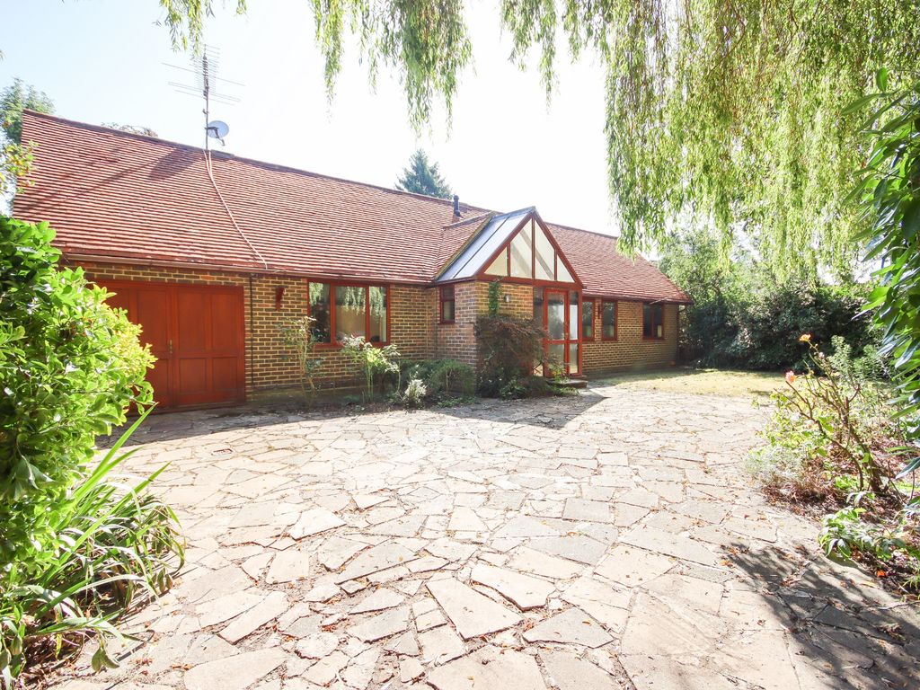 2 bed bungalow for sale in Berries Road, Cookham, Maidenhead SL6, £750,000