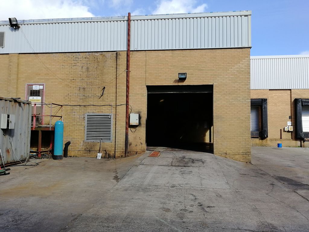 Warehouse to let in Wern Industrial Estate, Newport NP10, £8,580 pa