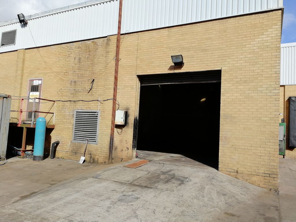 Warehouse to let in Wern Industrial Estate, Newport NP10, £8,580 pa