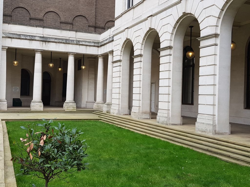 Office to let in Threadneedle Street, Bank EC2R, £168,490 pa