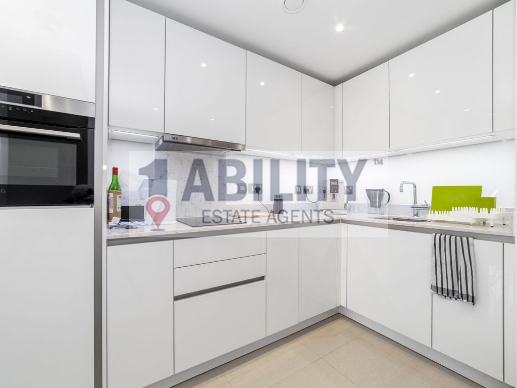 1 bed flat for sale in St. Georges Circus, London SE1, £575,000