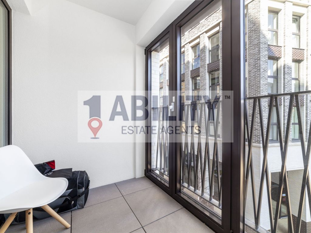 1 bed flat for sale in St. Georges Circus, London SE1, £575,000