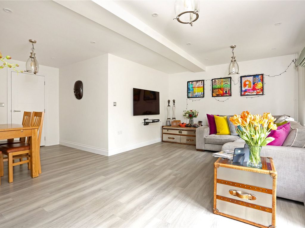 2 bed flat for sale in Arden Court, Arden Grove, Harpenden, Hertfordshire AL5, £800,000