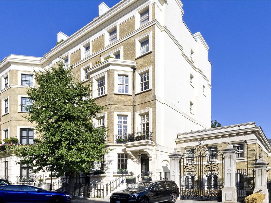2 bed flat for sale in Rutland Gardens, London SW7, £2,050,000