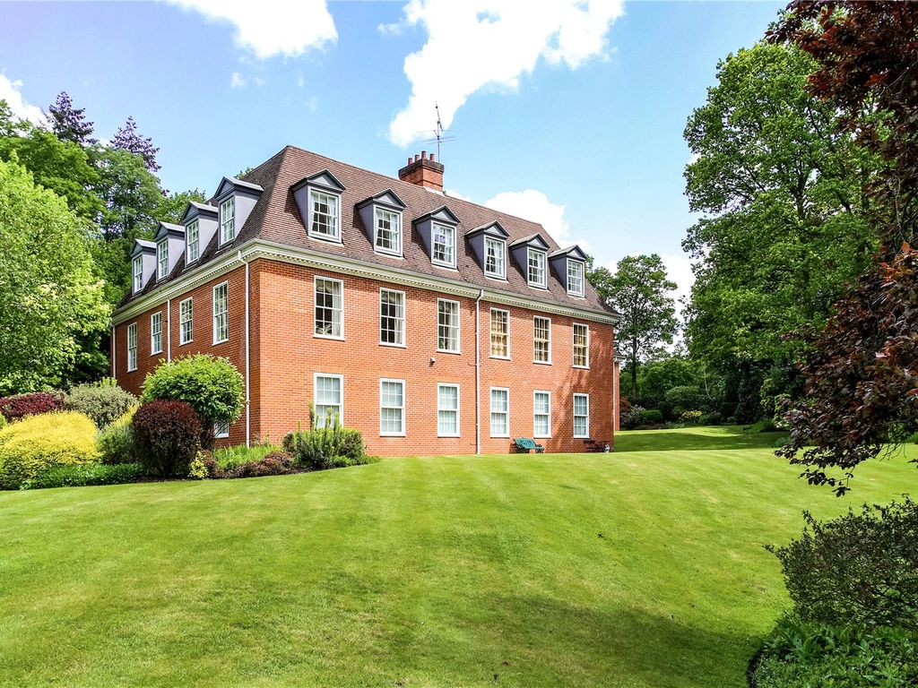 2 bed flat for sale in Beaufort House, Hillside Park, Sunningdale, Berkshire SL5, £495,000